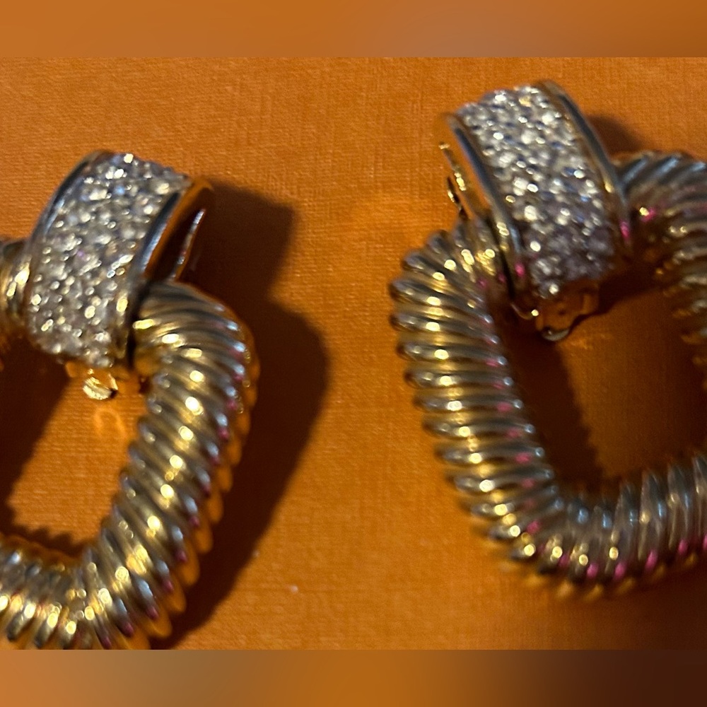 Beautiful ciner gold tone earrings never worn